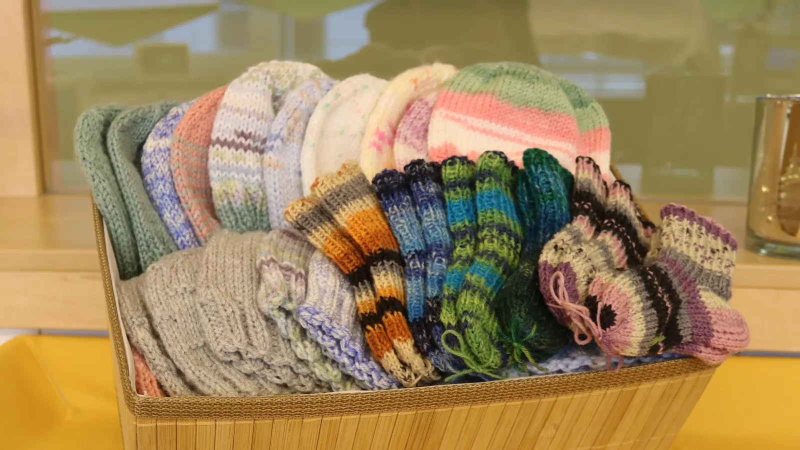 Ein Teil der Socken und Mützen aus der aktuellen Spende der Mitterteicher Strickgruppe. (Bild: Klinikum Fichtelgebirge/exb)