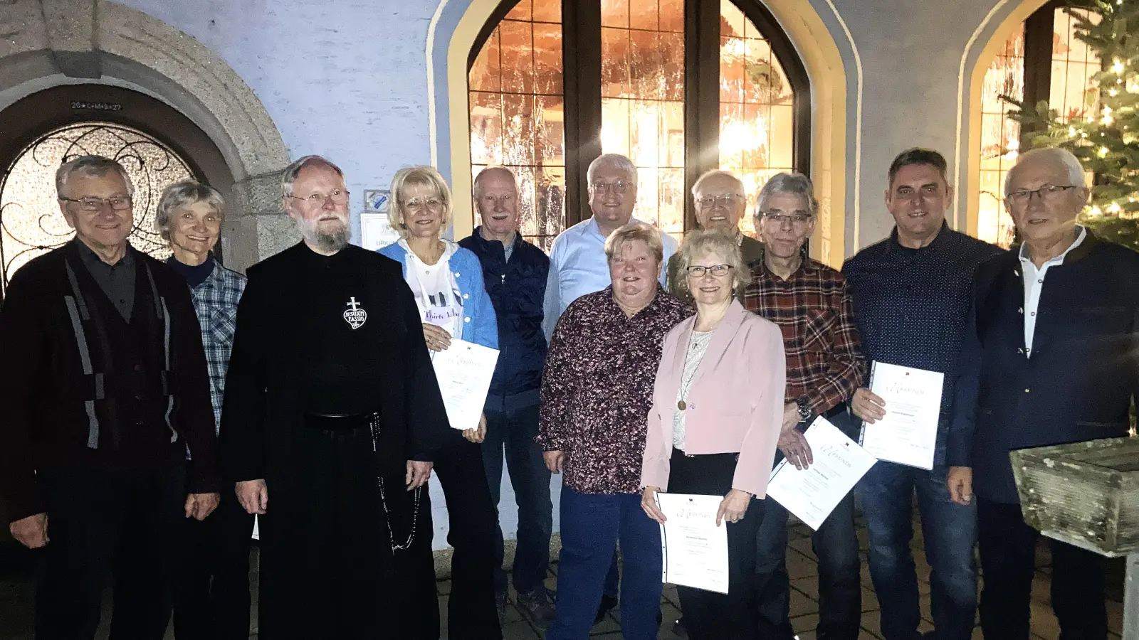 Die geehrten Mitglieder der KF Nabburg mit Bezirkspräses Pater Alban Siegling (3. von links) vom Miesberg Schwarzenfeld und dem Vorsitzenden der KF Nabburg, Kurt Koppmann (rechts).<br><br> (Bild: Kurt Koppmann)