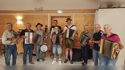 Die Musikanten von links: Johannes Burger, Manfred Riedl, Hans Seidl, Gerd Sommerer, Max Haberkorn, Roland Sertl, Elisabeth Schuller, Xaver Blohmann, Lone Heinisch. <br> (Bild: Johannes Burger)