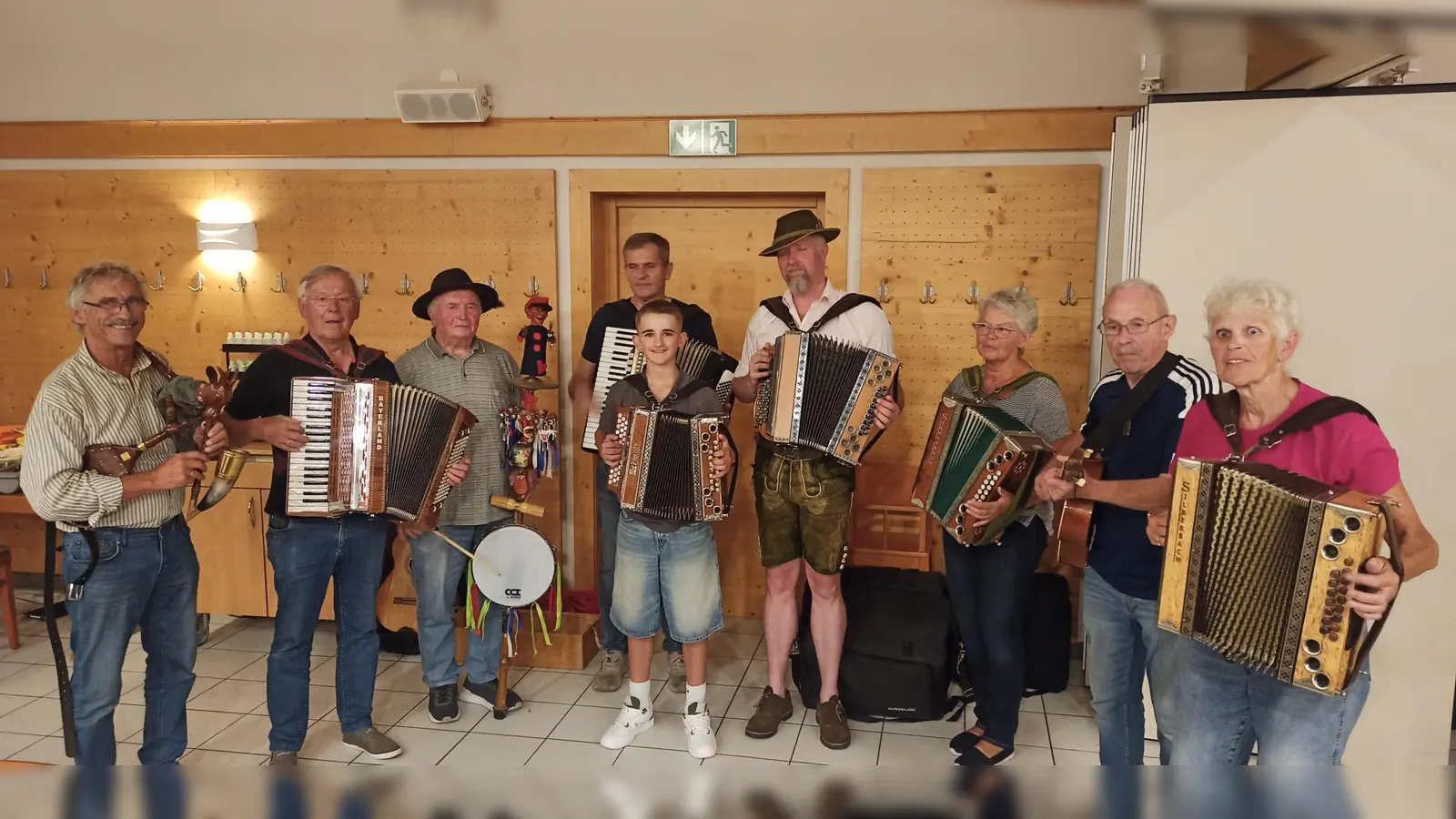 Die Musikanten von links: Johannes Burger, Manfred Riedl, Hans Seidl, Gerd Sommerer, Max Haberkorn, Roland Sertl, Elisabeth Schuller, Xaver Blohmann, Lone Heinisch. <br> (Bild: Johannes Burger)