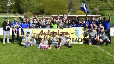 Am drittletzten Spieltag sicherte sich der SV Loderhof/Sulzbach durch einen 8:1 Auswärtssieg bei der SG Eschenfelden/Königstein die A-Klassen Meisterschaft und steigt in die Kreisklasse auf. Gemeinsam mit dem 1. Vorsitzenden Achim Bender genossen die Spieler, Verantwortliche und Fans den Erfolg nach dem Spiel und feierten diesen danach ausgiebig im Sportheim des SV Loderhof/Sulzbach. (Bild: Luca Ebert)