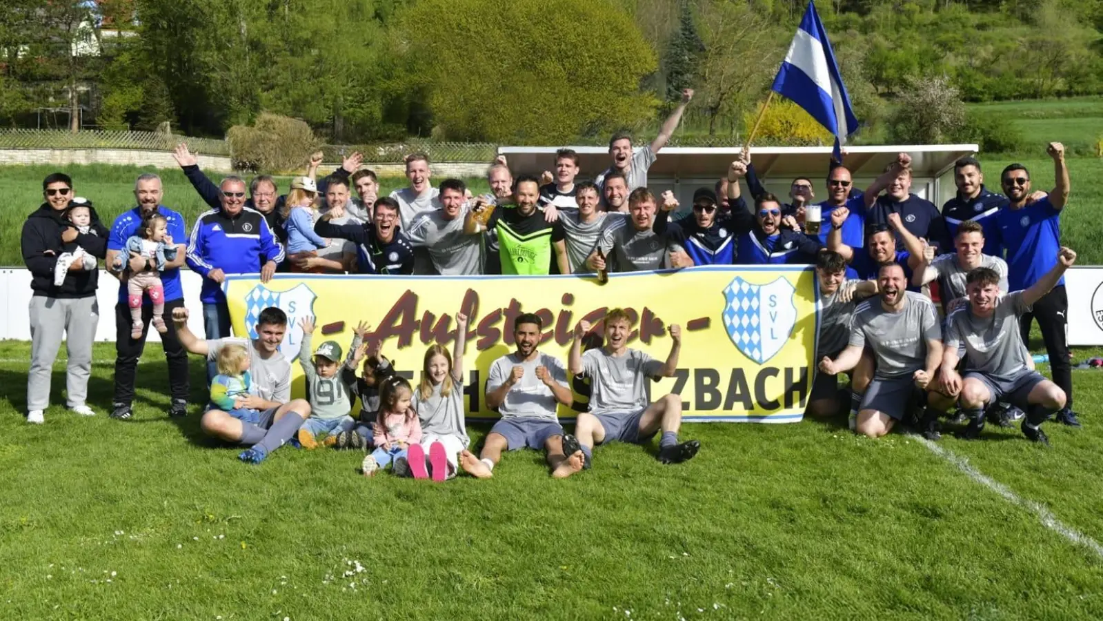 Am drittletzten Spieltag sicherte sich der SV Loderhof/Sulzbach durch einen 8:1 Auswärtssieg bei der SG Eschenfelden/Königstein die A-Klassen Meisterschaft und steigt in die Kreisklasse auf. Gemeinsam mit dem 1. Vorsitzenden Achim Bender genossen die Spieler, Verantwortliche und Fans den Erfolg nach dem Spiel und feierten diesen danach ausgiebig im Sportheim des SV Loderhof/Sulzbach. (Bild: Luca Ebert)