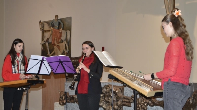 Julia Gleißner und Luisa Bäuml (Hackbrett) mit Unterstützung von Karolina Zeh (Klarinette) spielten ein Adventlied und Mozart. (Bild: Christiane Zeigler)