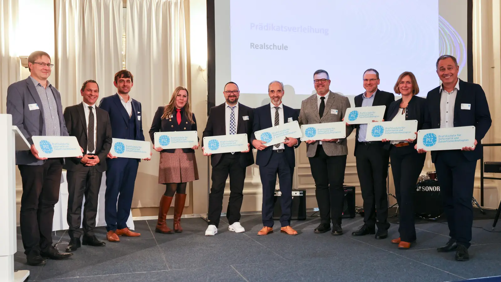 Die Vertreter der ausgezeichneten Realschulen in Bayern, die das Prädikat PIZ-Schule erhalten haben zusammen mit dem Amtschef des Kultusministeriums, Martin Wunsch (2. v.l.), darunter auch Kemnaths Schulleiter Holger König (5. v.l.) (Bild: Alexandra Beier)