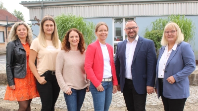 Schulleiter Holger König und Zweite Realschulkonrektorin Sandra Hering mit den neuen Lehrkräften der Schule. Von links: Julia Diwold, Sabrina Drummer, Nina Weindler, Erste Realschulkonrektorin Julia Emmerling. (Bild: Walter Thurn)