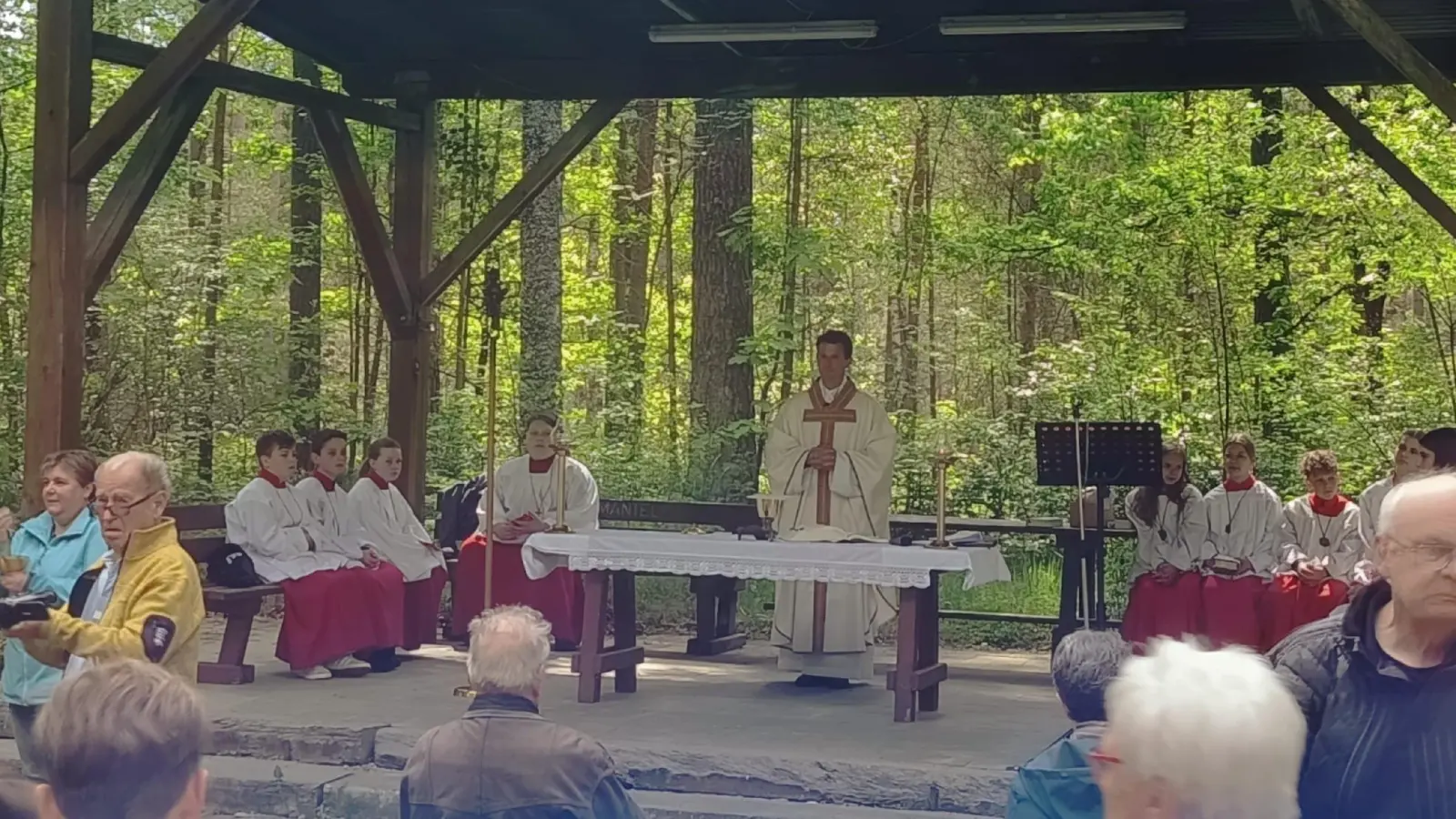 Gottesdienst im Waldforum Rupprechtsreuth mit unserem Pfarrer Thomas Kohlhepp (Bild: Stefan Diesenbacher)