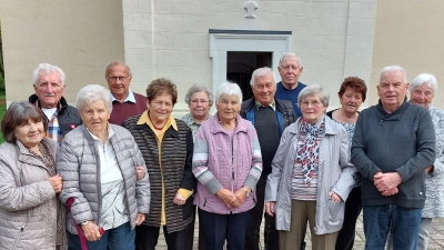 Die Organisatoren Annemarie Doleschal und Horst Schürrer (Fünfte und Achter von links) freuten sich, dass auch 70 Jahre nach ihrer Schulentlassung noch einige ehemalige Schülerinnen und Schüler zum gemütlichen Treffen in die Frohnbergklause kamen. (Bild: Heidi Franitza)