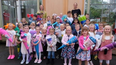 15 Mädchen und 16 Buben wurden in der Flosser Grundschule herzlich begrüßt und eingeschult. (Bild: Fred Lehner)