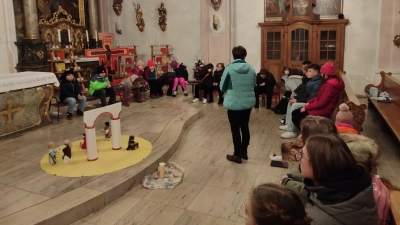 Die Geschichte der „Heilung des blinden Bartimäus” in der Kirche St. Antonius Kümmersbruck mit Bibelfiguren erzählt (Bild: Elisabeth Harlander)