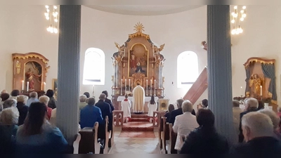 Pfarrer Markus Bruckner (Mitte) feiert den Gottesdienst zur Saisoneröffnung am Armesberg. (Bild: Albert Sollfrank/exb)