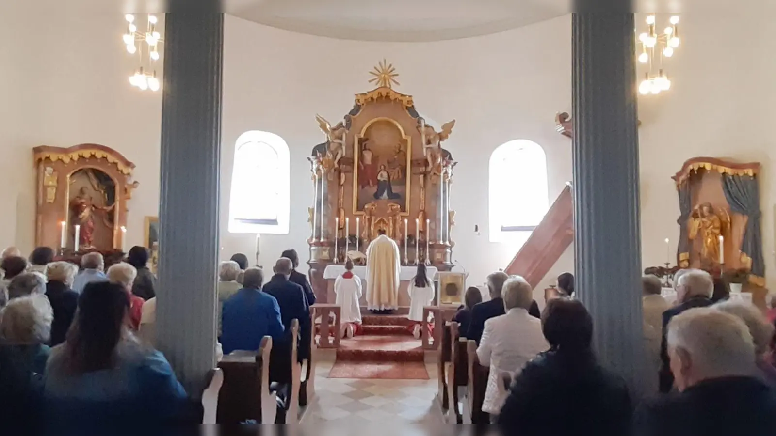 Pfarrer Markus Bruckner (Mitte) feiert den Gottesdienst zur Saisoneröffnung am Armesberg. (Bild: Albert Sollfrank/exb)