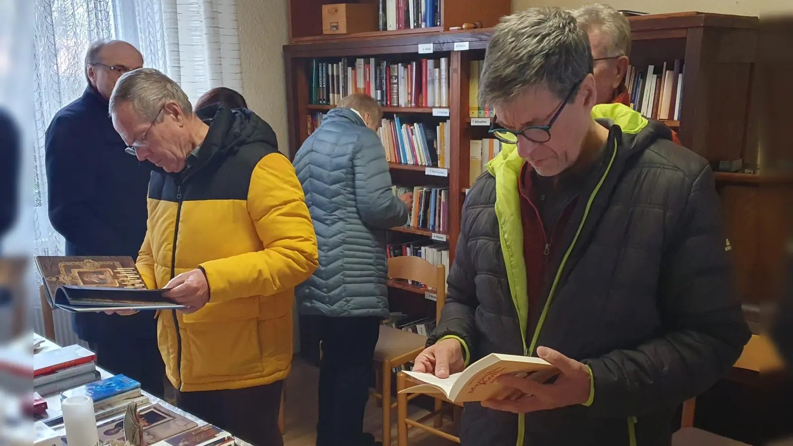 Die neue Bibliothek im Kloster St. Felix findet großes Interesse. Zur Eröffnung informierten sich viele Besucher über das Angebot an religiöser Literatur.  (Bild: mas)