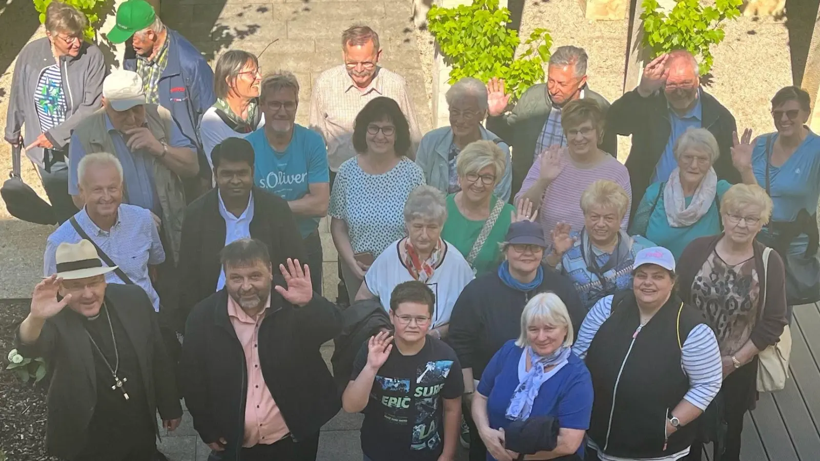 Im Garten des Anwesens von Bischof Rudolf Voderholzer (vorne, links) machten die Besucher aus Neusorg und Pullenreuth ein Erinnerungsfoto.  (Bild: Alexander Hörl/exb)