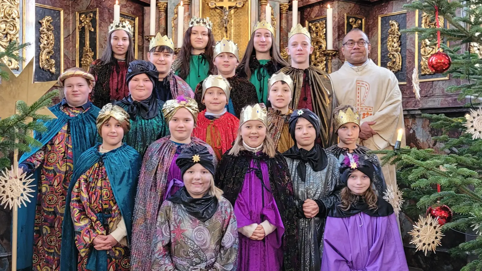 Die Ministranten der Pfarrei Vilseck freuen sich mit Pater Jimmy Joseph (rechts oben) über die erfolgreiche Sternsinger-Aktion 2025. (Bild: Lothar Hasenstab)