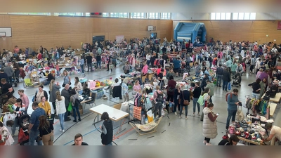 Die Sportparkhalle in Schwarzenfeld war beim Basar voll mit den Ständen der Anbieter. (Bild: Stefanie Spindler)