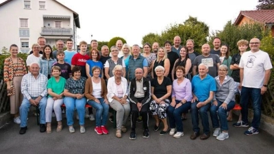 Im Rahmen ihres 7. Siedlungsfestes feierte die Siedlergemeinschaft „Banditensiedler“ mit Vorsitzendem und ersten Bürgermeister Maximilian Beer (rechts im Bild) das 60-jährige Bestehen der Bodenäcker-Siedlung. (Bild: Jessica Sorgenfrei)