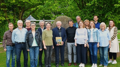 Die Mitglieder des Chronikteams zusammen mit dem Vorsitzenden der Dorfgemeinschaft Ehenfeld, Manuel Falk li. und Georg Luber, dem für seine Unterstützung die erste Chronik der Pfarrei Ehenfeld überreicht wurde. (Bild: Fritz Dietl )