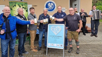 Leiter der ArGe Kirwabaam, Georg Matzke, Skiclubvorsitzender Rudi Pösl, Bürgermeister Peter Neumeier, Sepp Grass von der Brauerei, Markus Dorschner (Motorradfreunde) und Barnabas Babl (Herzwerk) stoßen auf eine zünftige Miesbergkirwa an. (von links)  (Bild: Manfred Bäumler )