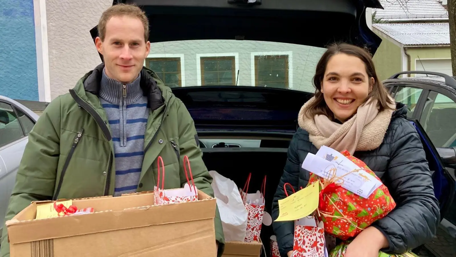 Anna Balk und Hannes Gilch bei der Verteilung der Geschenke  (Bild: Angelika Anzer)