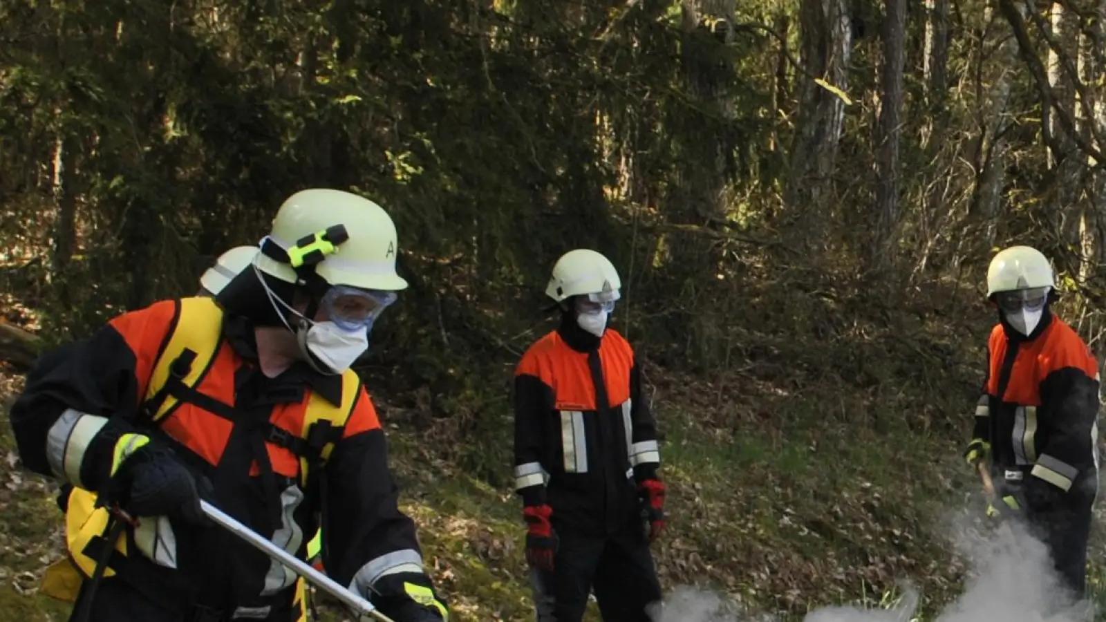 Mit Hilfe sogenannter Waldbrandpatschen kann ein Flächen- oder Getreidefeldbrand bekämpft werden. Die Feuerwehrleute trainieren die richtige Handhabung. (Bild: wfw)