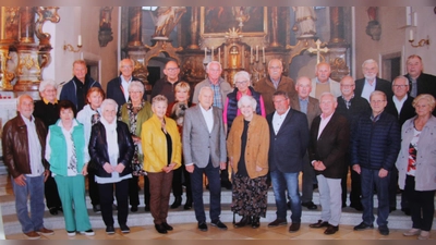 In der Stadtpfarrkirche Oberviechtach, in der viele von ihnen getauft und ihre Erstkommunion gefeiert haben, ist das obligatorische Gruppenfoto gemacht worden.<br> (Bild: Fröhlich/exb)