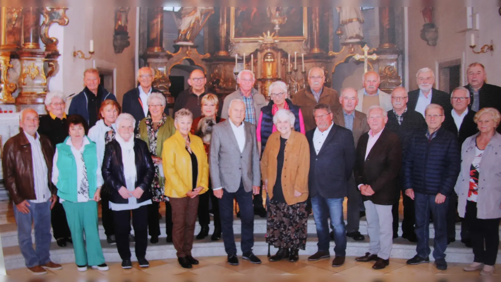 In der Stadtpfarrkirche Oberviechtach, in der viele von ihnen getauft und ihre Erstkommunion gefeiert haben, ist das obligatorische Gruppenfoto gemacht worden.<br> (Bild: Fröhlich/exb)