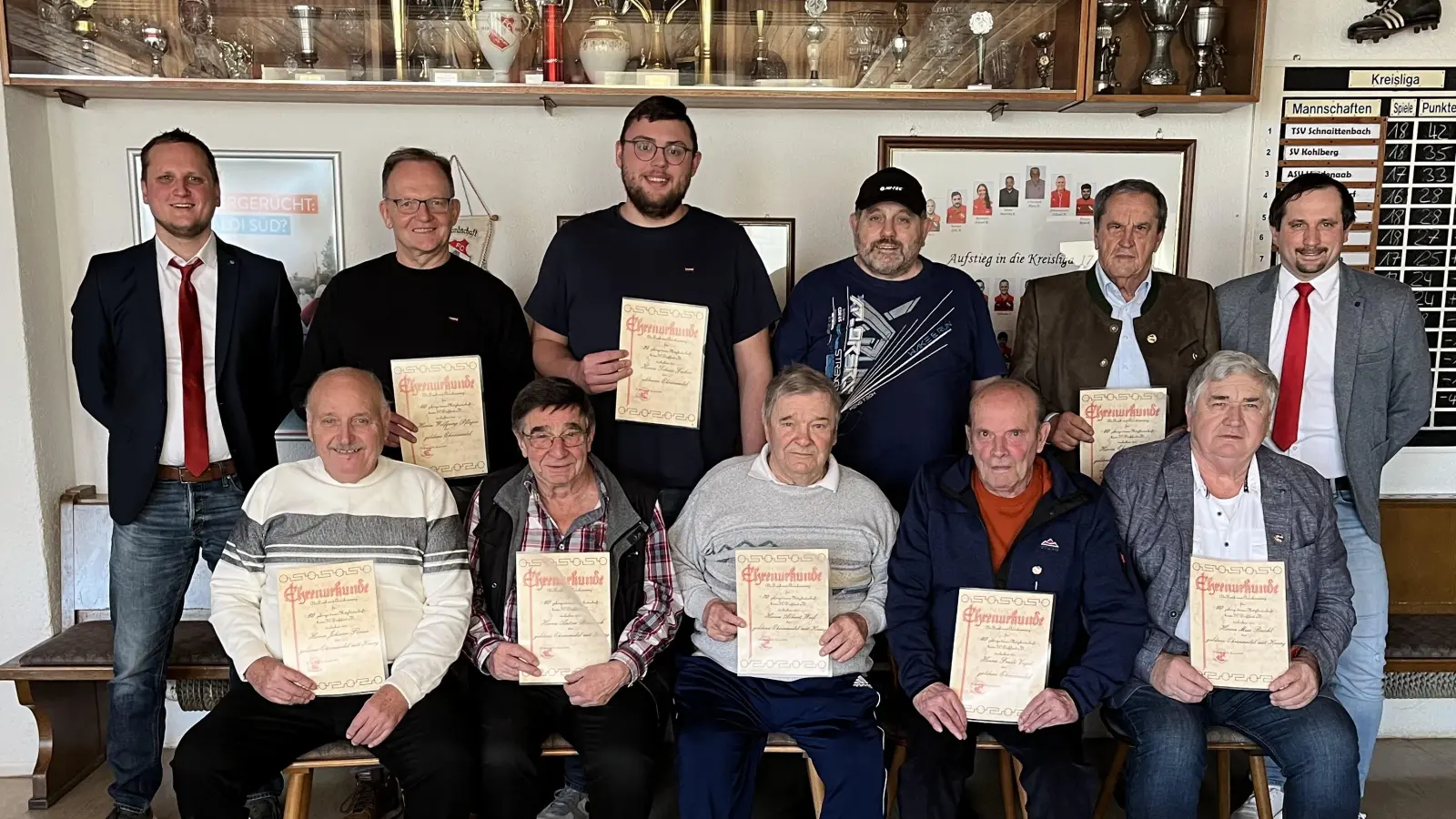 Der FC Dießfurt ehrt verdiente Mitglieder (sitzend von links) Johann Flessa, Anton Biersack, Albert Weiß, Alfred Vogel, Max Reichl, (stehend von links) Ehrenamtsbeauftragter Stefan Kallmeier, Wolfgang Pfleger, Tobias Ficker, Richard Hösl, Christian Reichl, Vorsitzender Tobias Hösl. (Bild: fs)