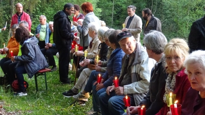 Pfarrer Julius Johnrose begrüßte die Teilnehmer, gleichzeitig gratulierten die Gläubigen ihm zum 49. Geburtstag. (Bild: Norbert Reger/exb)