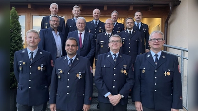 Landrat Richard Reisinger händigte an die Feuerwehrmänner aus Poppenricht und Traßlberg das Ehrenzeichen in Gold und Silber aus.<br> (Bild: Christine Hollederer)