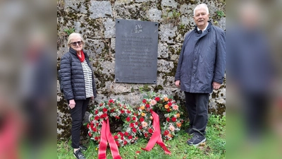 Im Gedenken an die Opfer des Nationalsozialismus legten Erika Faul (Nürnberg) und der oberpfälzer 60plus-Bezirksvorsitzende Reinhold Strobl bei der Gedenktafel der Seligergemeinde Kränze nieder. (Bild: Reinhold Strobl)