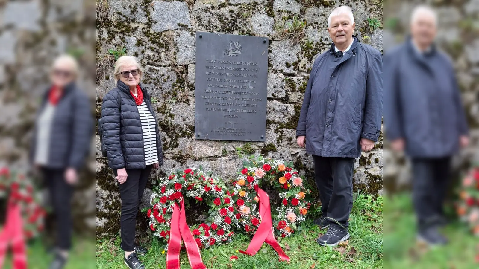 Im Gedenken an die Opfer des Nationalsozialismus legten Erika Faul (Nürnberg) und der oberpfälzer 60plus-Bezirksvorsitzende Reinhold Strobl bei der Gedenktafel der Seligergemeinde Kränze nieder. (Bild: Reinhold Strobl)