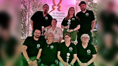 Die Teilnehmer an der Deutschen Meisterschaft: Hintere Reihe von links: Andreas Straka, Bianka Eschenbacher, Tamara Behr, Mathias Behr. Vordere Reihe von links: Markus Pschierer, Uschi Straka, Bettina Ochs, Karola Meier. (Bild: Günther Magerl)