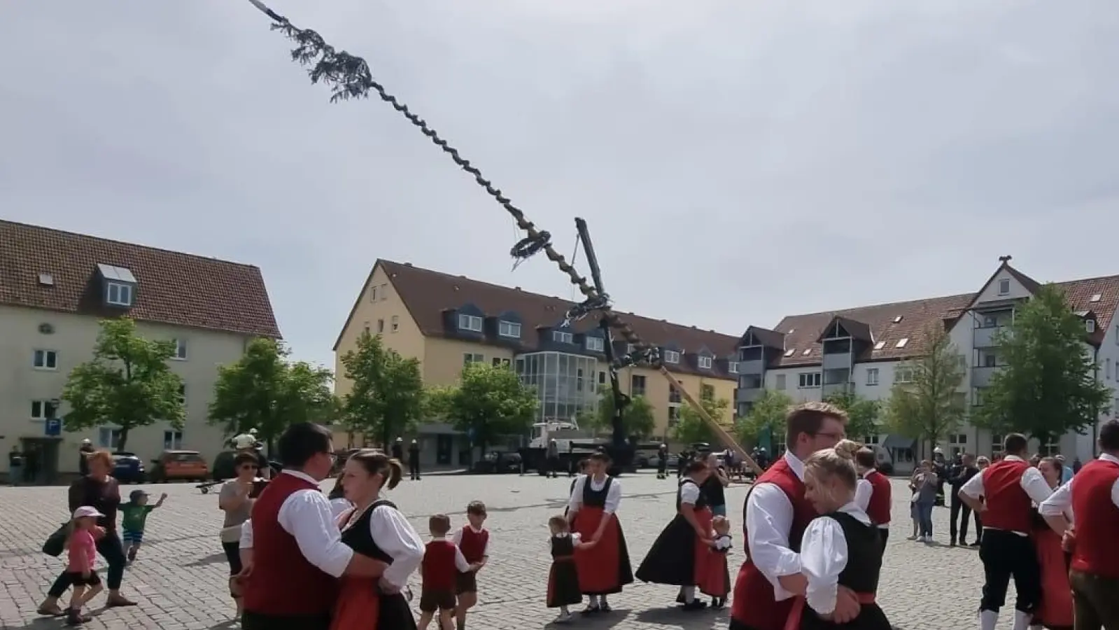 Die Erwachsenen-Tanzgruppe des Stiftländer Heimatvereins tanzen zusammen mit den Kindern den „Sternpolka”, während der Maibaum aufgestellt wird.  (Bild: Serpil Vorleitner-Holat/exb)