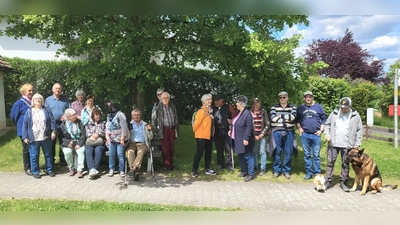 Die Gruppe am Startpunkt vor der Kapelle „St. Barbara” (Bild: Walter Heldrich)