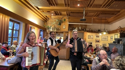 Barbara (links) aus Weiden sowie Werner und Erwin (rechts) spielen bekannte Hits zum Mitsingen in der ATSV-Vereinsgaststätte. (Bild: Janka Hannemann-Mathes)