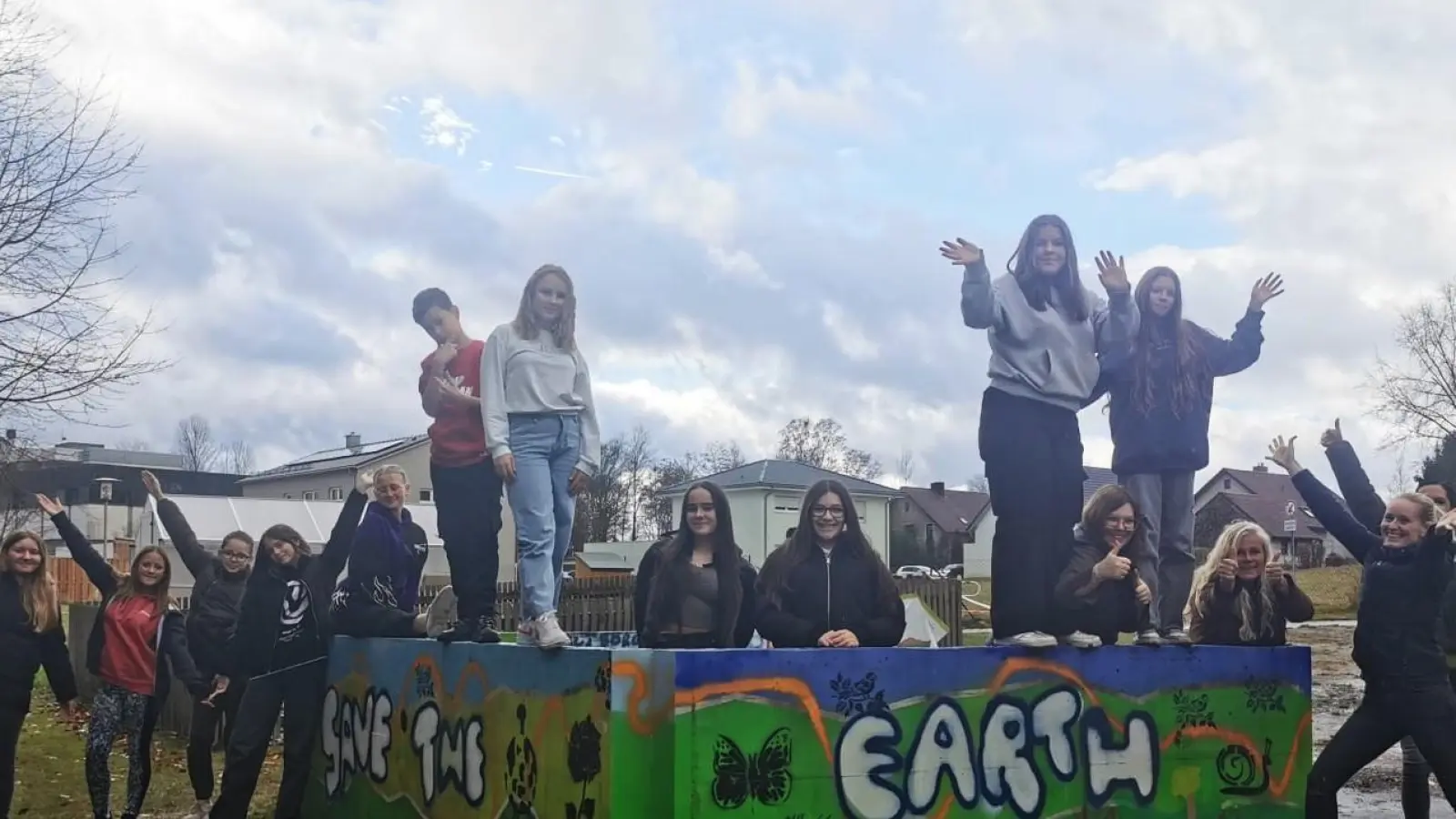 Im Bild von links: Schüler und Schülerinnen der Klasse 7M mit Lehrerin Meike Fifeik (Koordinatorin Kulturschule Bayern), Schulleiterin Claudia Strobel-Dietrich, Lehrerin Sandy Wendt (Koordinatorin Kulturschule Bayern, Steuergruppenvorsitzende) sowie Stellvertreterin Petra Burger. (Bild: Mittelschule Waldsassen/exb)