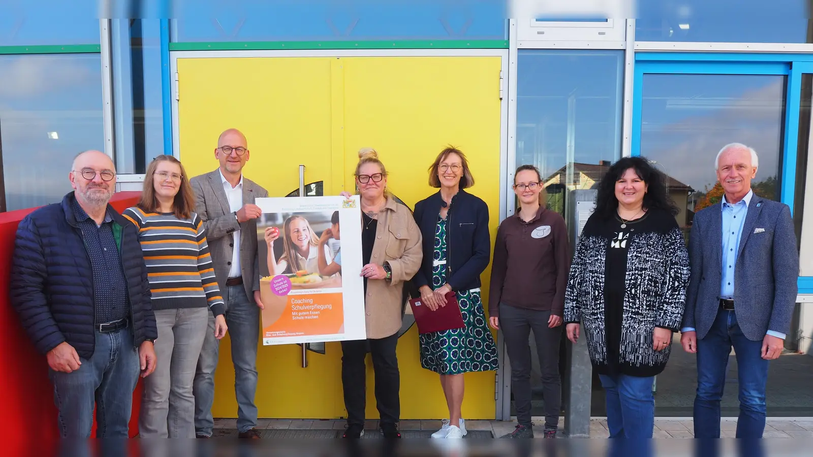 Das Bild zeigt von links: Günther Erhardt (Öko-Modellregion Steinwald), Kathrin Filbinger (Elternbeirat), Rektor Alexander Köstler, Manuela Hecht (OGTS), Johanna Baumann (AELF), Franziska Wildenauer (Bioladen Schwammerl), Konrektorin Jessica Plannerer, Bürgermeister Peter König. (Bild: Jessica Plannerer)