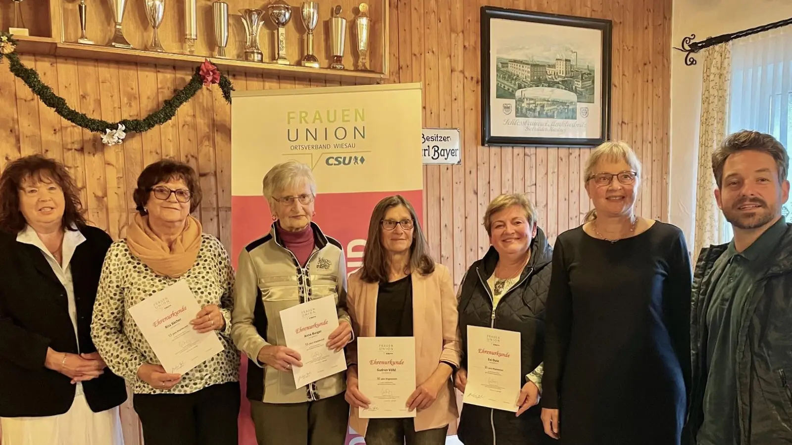 Treue Mitglieder ehrte die FU Wiesau. Im Bild von links Olga Luft, Rita Bächer, Anna Burger, Gudrun Völkl, Evi Dutz, Rita Korb, Zweiter Bürgermeister Michael Dutz. (Bild: Frauen-Union Wiesau/exb)