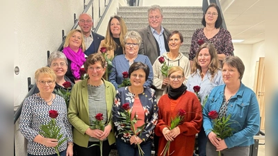 Vorne v. links: Silvia Dietl, Elisabeth Nickl, Maria Seitz, Melanie Reis, Sieglinde Kroher; 2. Reihe v. links: Angelika Melchner, Martha Bauer, Christine Walberer, Michaela Reiß, Teresa Nickl; 3. Reihe v. links: Albert Nickl, Sandra Edl, Pater Adrian Kugler, Karin Kausler (Bild: Sonja König)