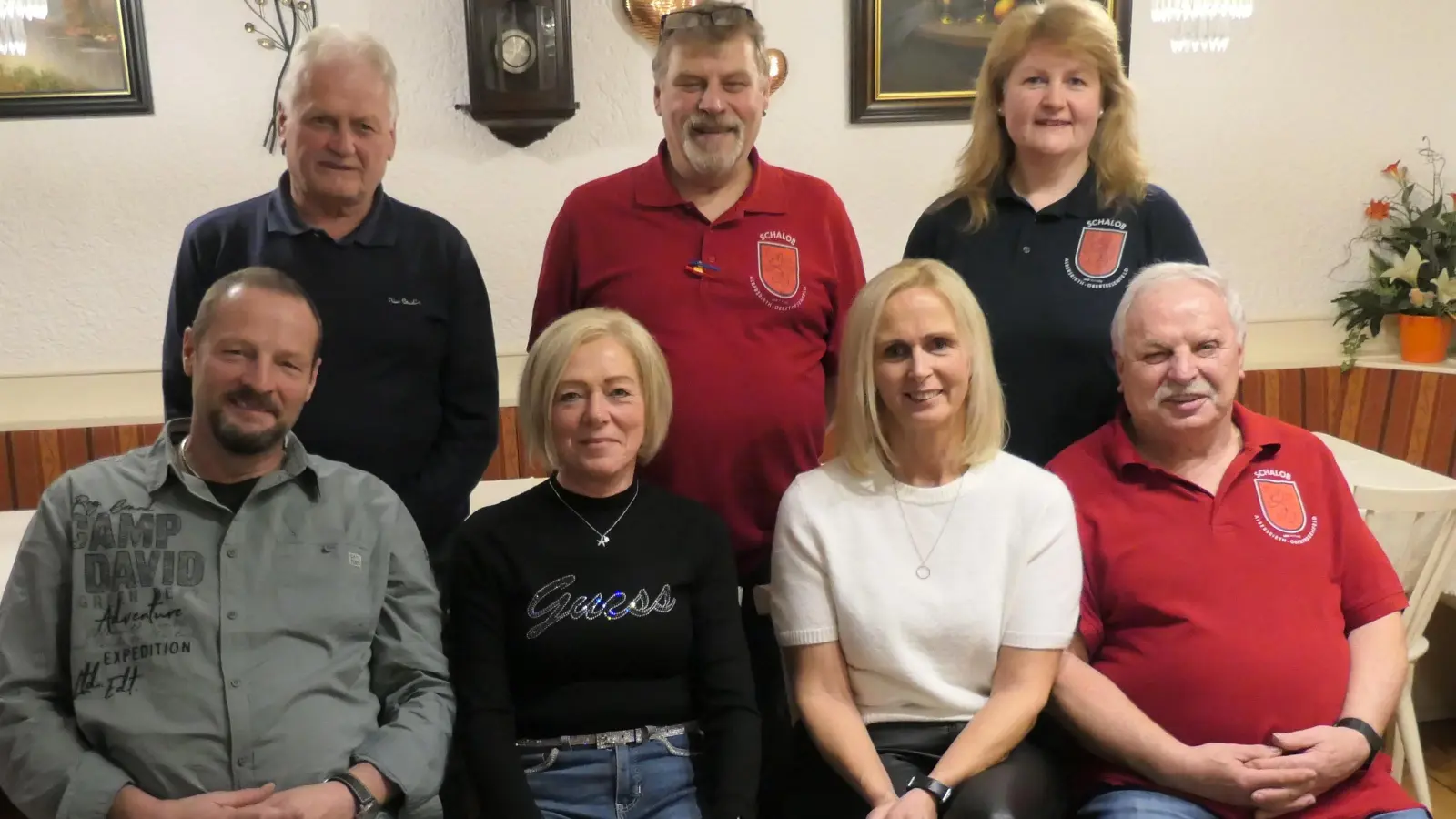 Bild mit den Geehrten: Hintere Reihe (v.li.): Reinhold Meierhöfer, Reinhold Biller, Christa Kick (Vizepräsidentin) Vordere Reihe (v.li.): Edi Seegerer, Resi Seegerer, Karin Dobmeier, Sepp Ebnet (Bild: Dr. Johannes Weig)