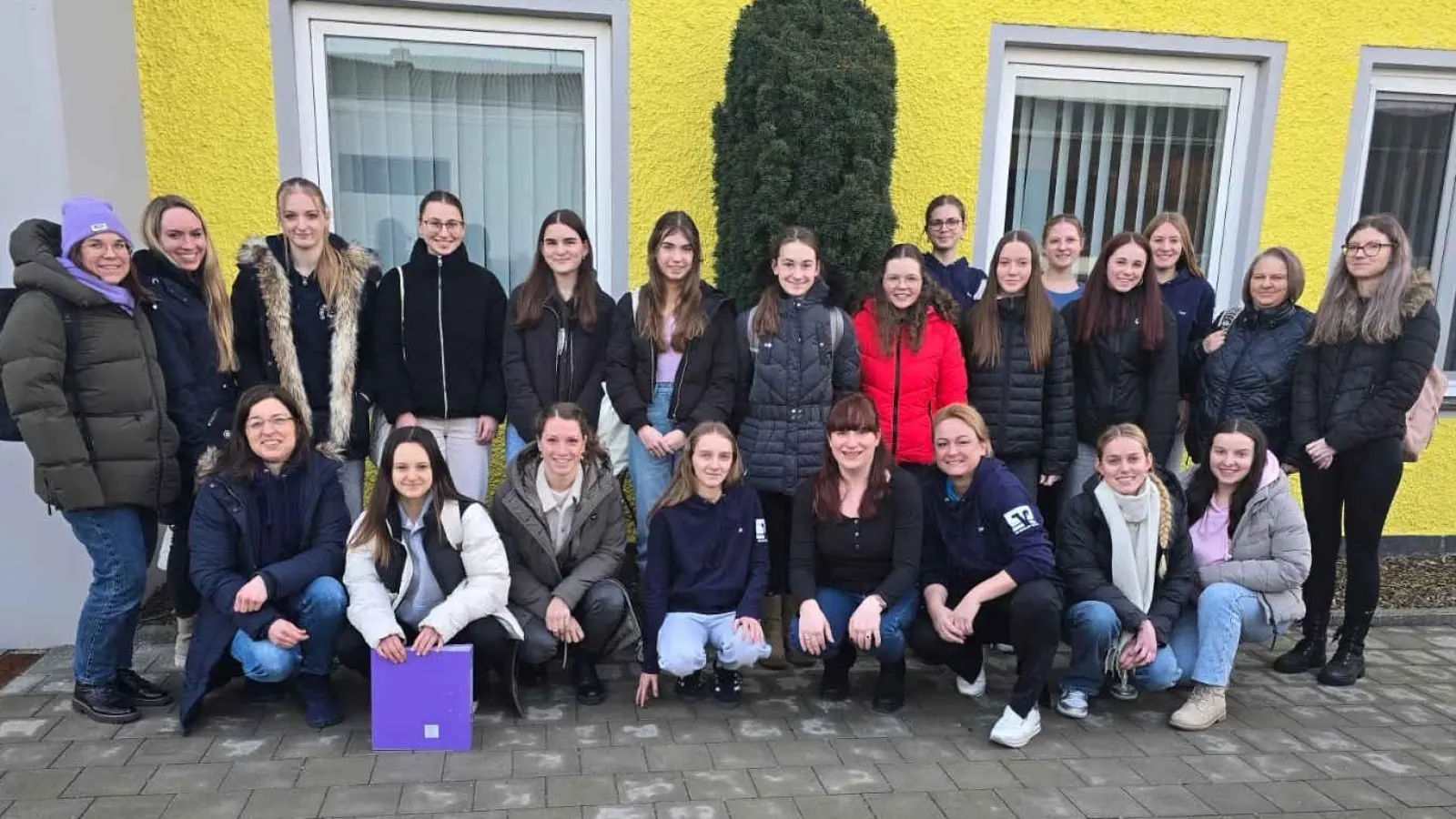 vl. Beate Kellner, Alina Spies, Johanna Schmaußer, Lilli Fuchs, Ref. Stefanie Stiller, Tina Nentwig und hinten 3. vr. Jana Fuchs, 5. vr. Miriam Spörer und 7. vr. Olivia Augsberger. (Bild: Reinhard Weber)