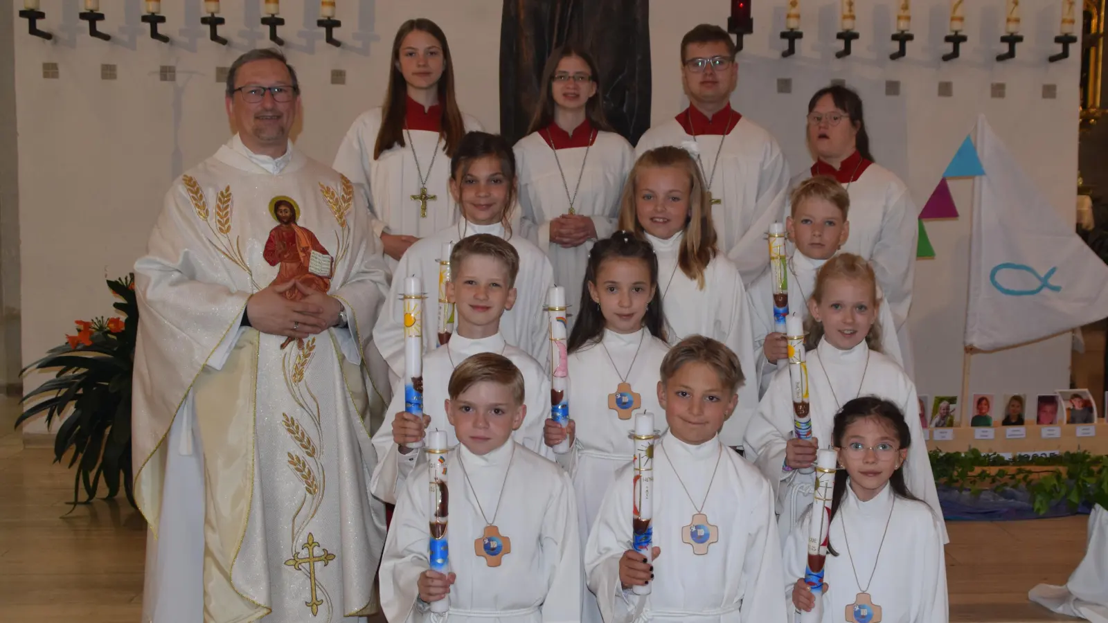 Die neun Erstkommunionkinder der Pfarrei Gebenbach mit Pfarrvikar Christian Preitschaft (links hinten) und den Ministranten (Bild: Wolfgang Schöpf)