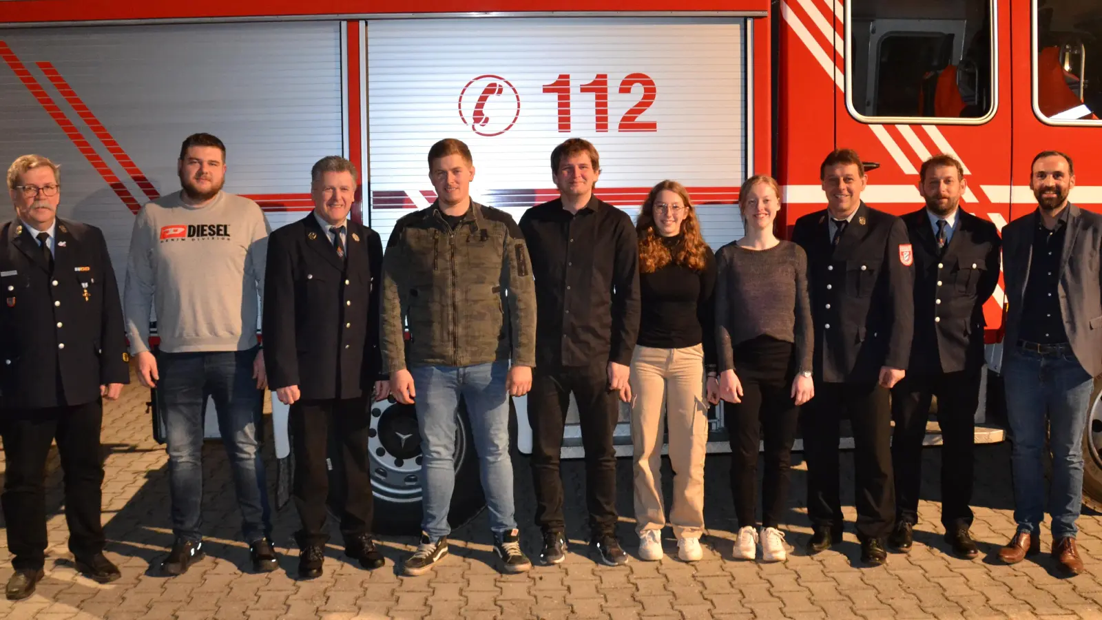 Zum neuen zweiten Vorsitzenden wird Johannes Forster (Zweiter von links) gewählt; mit im Bild (von links): zweiter Kommandant Wolfgang Bergmann, Franz-Josef Hierold, Fahnenträger Felix Forster, Viktoria Stefinger, Franziska Völkl, Vorsitzender Günter Pösl und Kommandant Josef Neuber. Kreisbrandmeister Thomas Kleber (links) und Bürgermeister Armin Bulenda (rechts) gratulieren. (Bild: gi)