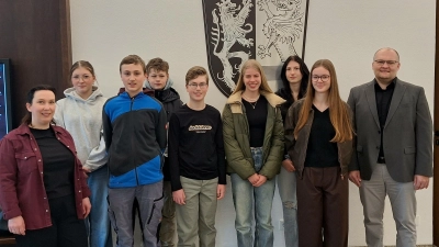 Gleichstellungsbeauftragte Daniela Keller (links) und der Büroleiter von Landrat Roland Grillmeier, Wolfgang Fenzl (recht), begrüßten die Jugendlichen am Morgen am Landratsamt.  (Bild: Fabian Polster)