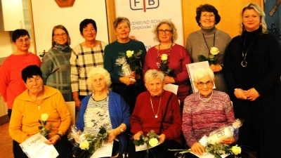 Die Vorstandschaft des KdFB Schlicht mit den anwesenden geehrten Mitgliedern: (stehend v.li.) Regina Leonhard, Johanna Schertl, Maria Hefner, Helma Prechtl, Maria Prechtl, Christa Münster, Kerstin Aufschneider; (sitzend) Heidi Hann, Edeltraud Kredler, Helga Heldmann, Hertha Rank. (Bild: Christian Trummer)