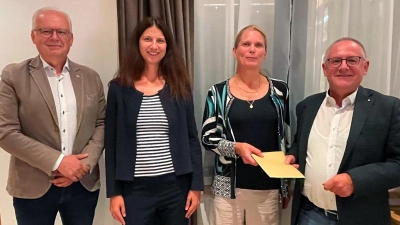 Die Lions spenden abermals für die Arbeit des Sozialpädiatrischen Zentrums am Klinikum Weiden: Dr. Franz Wach, Präsident des Lions Clubs Weiden (von links), SPZ-Psychologin Dr. Daniela Runkel, SPZ-Chefärztin Dr. Edit Lakatos, Dr. Elmar Baumer, Vorsitzender des Lions-Hilfswerks Weiden. (Bild: Stefan Zaruba)