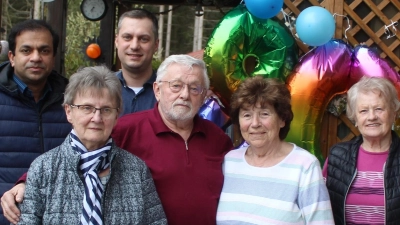 Pfarrer Pater Anish George (von links), Christa Schiener und Bürgermeister Wolfgang Söllner sowie Helga Bayer (von rechts) und Gerda Kern gratulierten Helmut Beregsasi zum 80. Geburtstag. (Bild: soj)