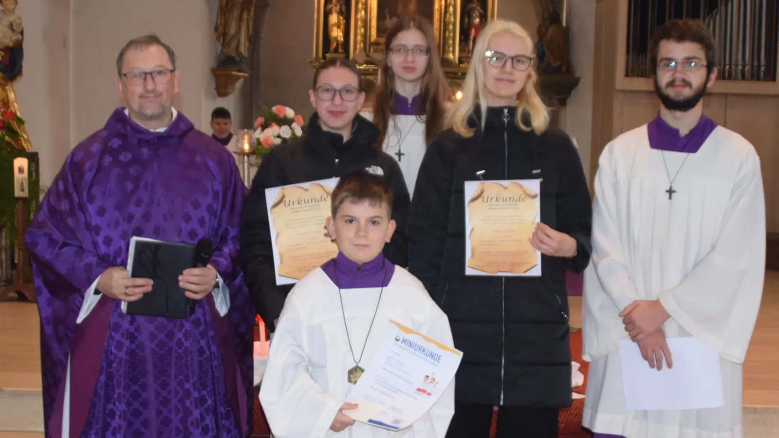 Neu im Ministrantenteam aufgenommen wurde Raphael Kredler (vorne). Für ihren langjährigen Dienst wurden auch Tamia Stauber (Mitte links) und Tamara Lindner (Mitte rechts) mit Urkunden und Ikonen geehrt. (Bild: Wolfgang Schöpf)