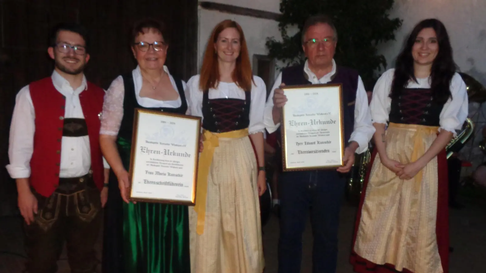 Die Geehrten Eduard und Maria Kunschir mit den drei Vorständen Michael Simbeck, Theresa Bauer und Susanne Hutzler (von links) (Bild: Annemarie Mösbauer )