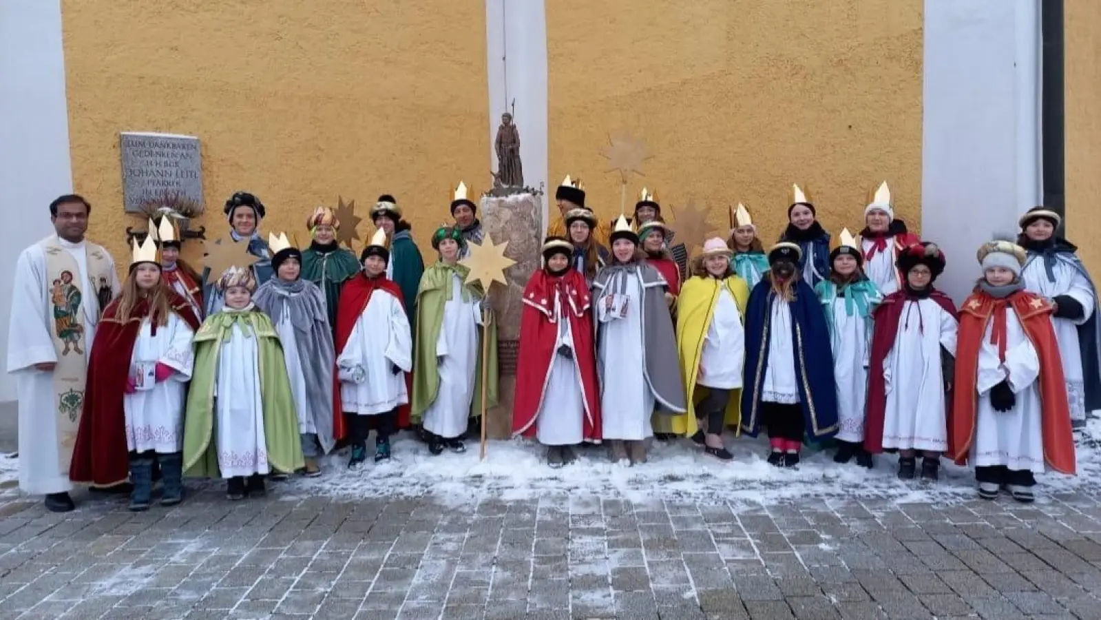 Pfarrer Pater Anish George segnete die Sternsinger, bevor sie durch die Straßen zogen, um Spenden zu sammeln. (Bild: Josef Söllner)